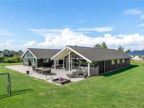 Sommerhus - 14 personer -  - Blommestien - Marielyst - 4872 - Idestrup