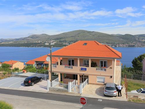 Holiday Home/Apartment - 4 persons -  - Okrug Donji - 21223 - Okrug Donji