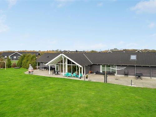 Sommerhus - 12 personer -  - Blommestien - Marielyst - 4872 - Idestrup