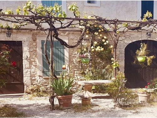 Holiday home - 8 persons -  - 13560 - Sénas