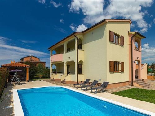 Holiday home - 14 persons -  - Valdebecki put - 52100 - Pula