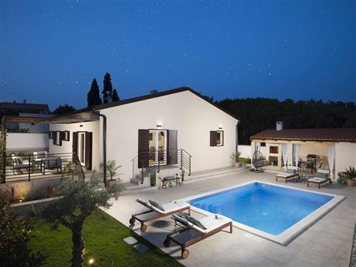 Holiday home - 6 persons -  - Pula - 52100