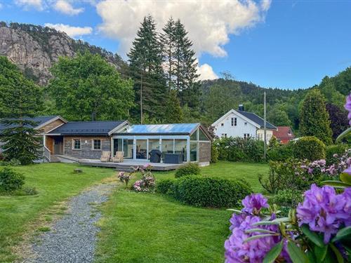 Feriehus - 8 personer -  - Øvstefjellså - 4404 - Flekkefjord