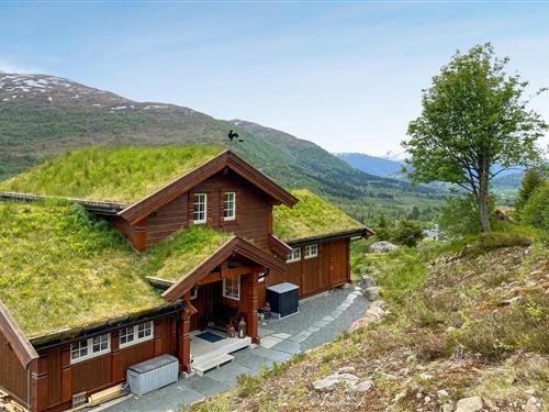 Holiday home - 8 persons -  - Fosseholtvegen - 6773 - Nordfjordeid