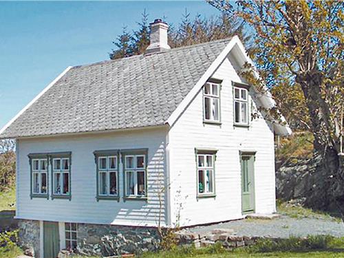 Holiday home - 6 persons -  - Gullvegen - Finnås/Lykling - 5437 - Finnås