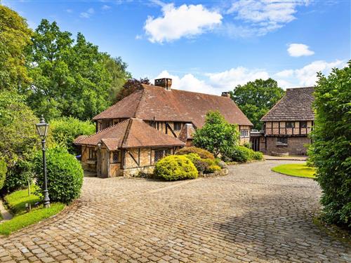 Holiday home - 6 persons -  - Crawley - RH10 4LE