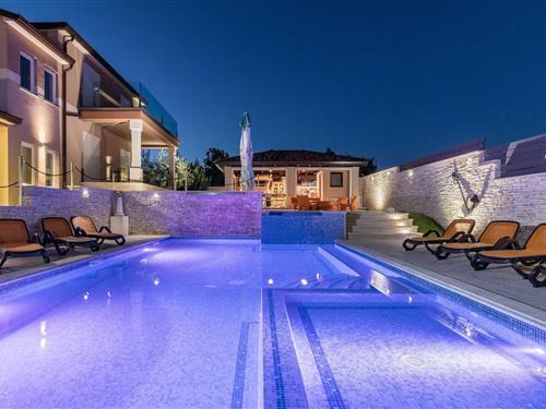 Villa - 18 persons -  - 52100 - Valtura