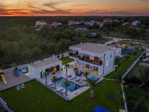 Holiday home - 13 persons -  - 23241 - Briševo