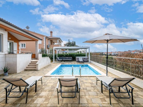 Holiday home - 10 persons -  - 52100 - Pula